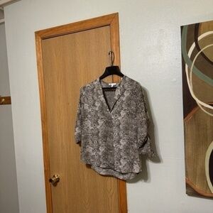 DR2 Medium Multi-Color w/Animal Print & Roll Tab Sleeves V-Neck Blouse - EUC